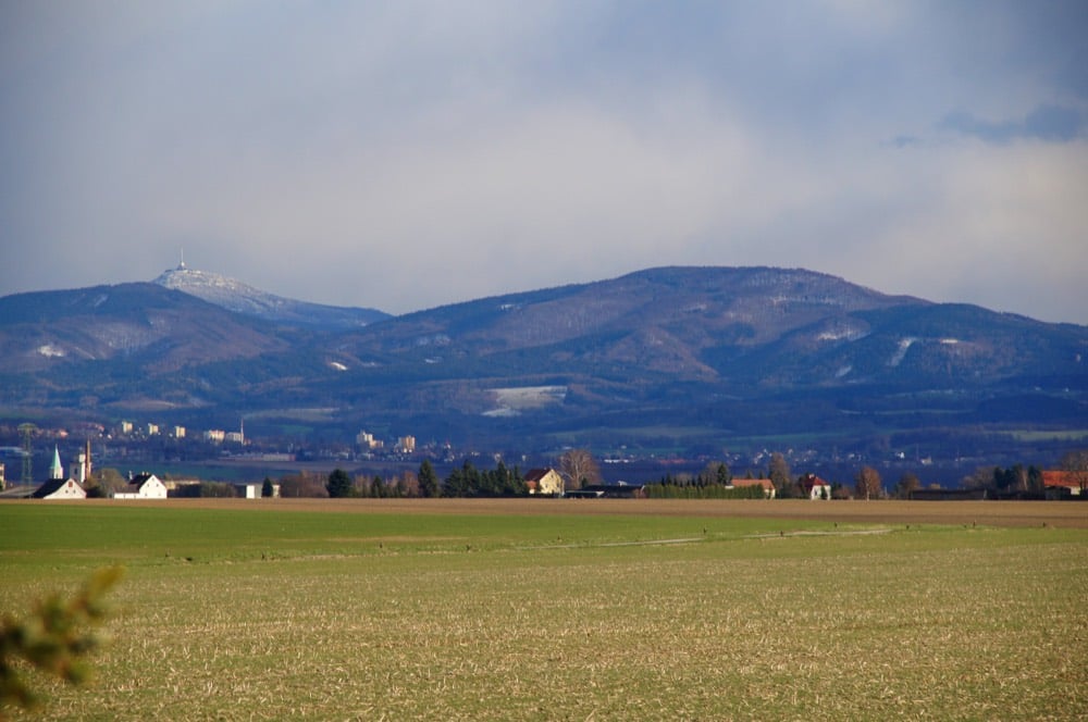 Blick von Mittelherwigsdorf über Felder auf den Hochwald im Zittauer Gebirge