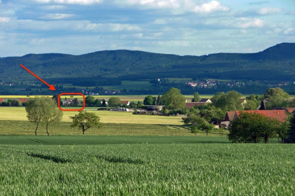 Blick über Wiesen auf Mittelherwigsdorf, das Haus der Ferienwohnung ist rot markiert